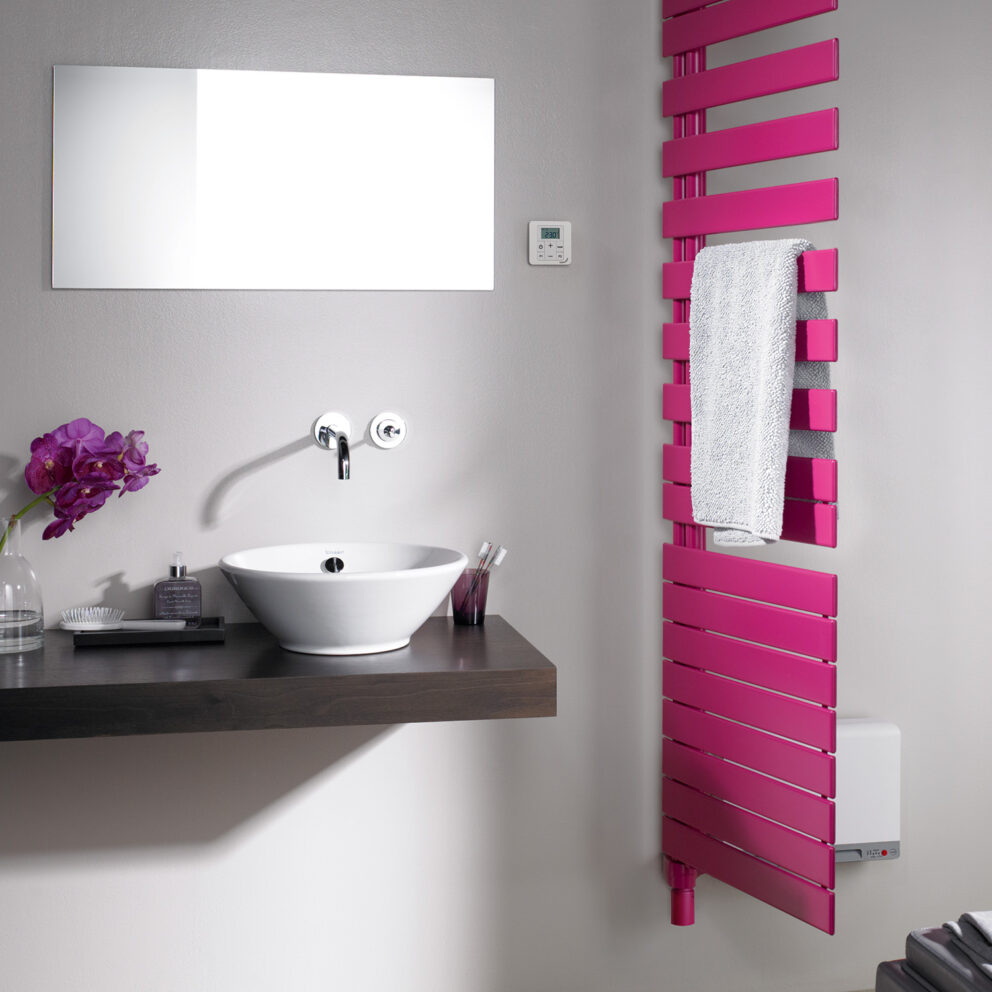 Zehnder_RAD_Roda-Twist-Spa-Air-EL_IRS_right_bathroom_mirror_towel_raspberry